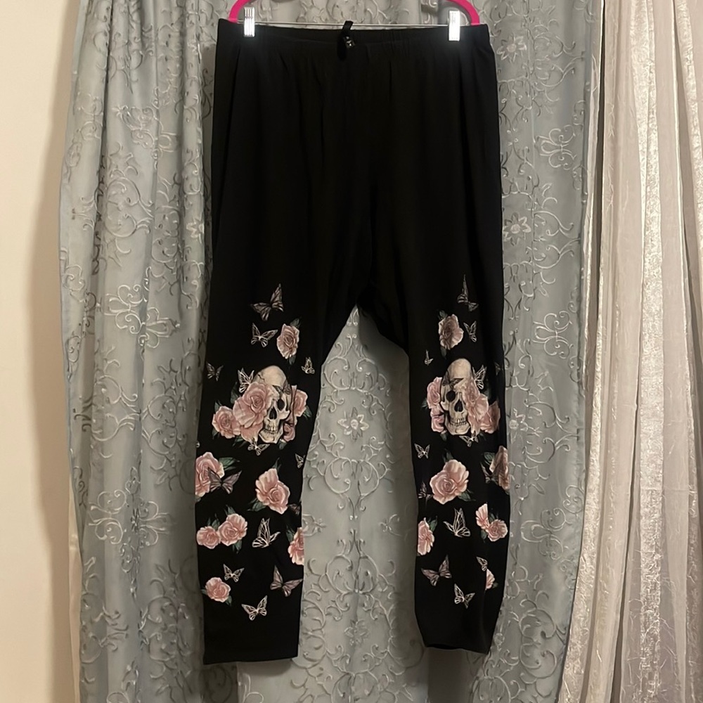 Torrid skull and roses leggings